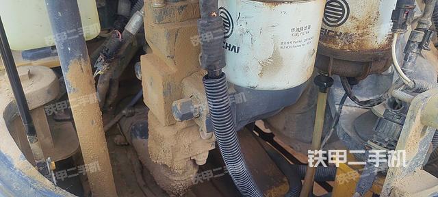 液压泵舱室正面整体（整机外观）