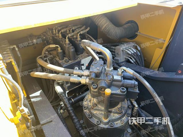 回转马达和主控阀（整机外观）