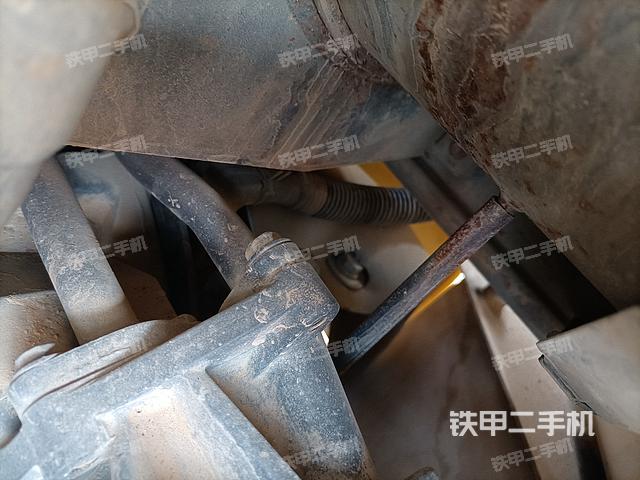 液压泵舱室正面整体（整机外观）