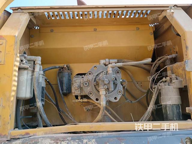 液压泵舱室正面整体（整机外观）