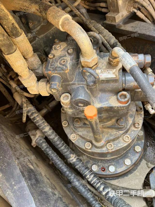 回转马达和主控阀（整机外观）