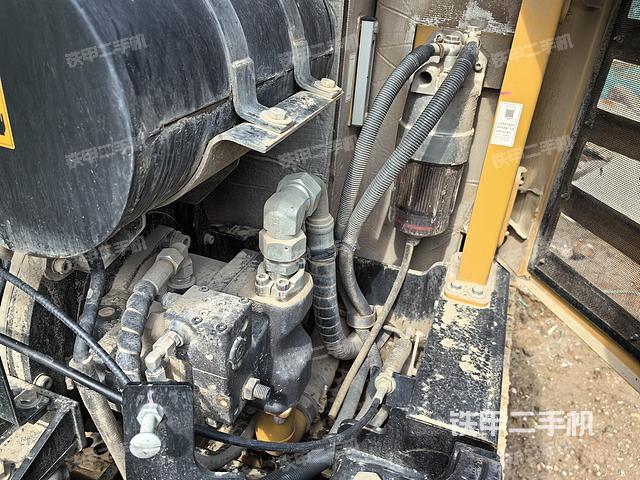 液压泵舱室正面整体（整机外观）