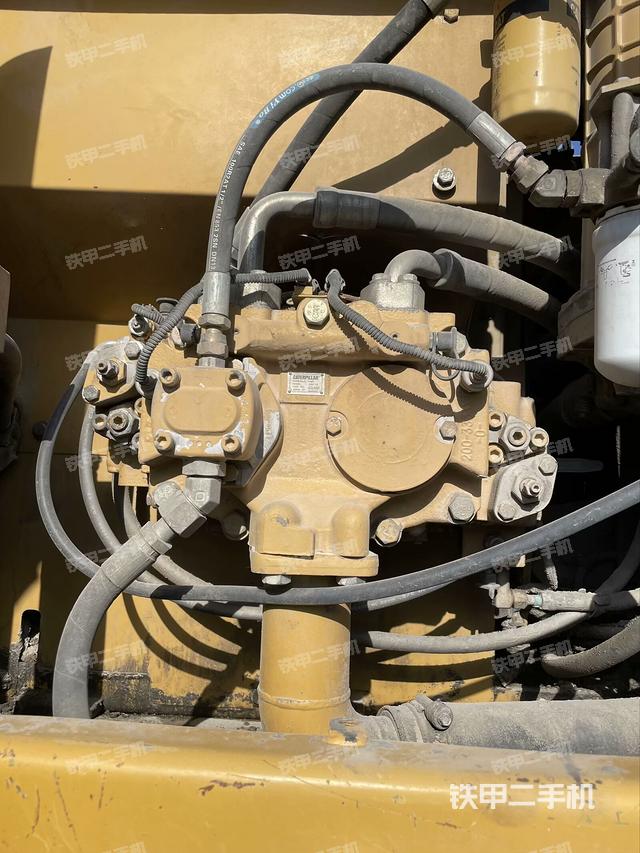 液压泵舱室正面整体（整机外观）