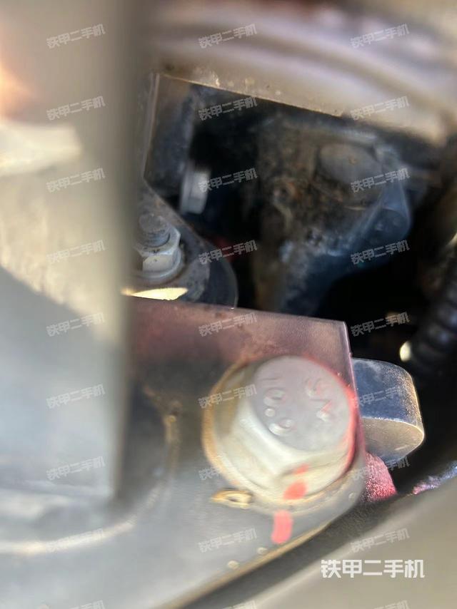 液压泵舱室正面整体（整机外观）