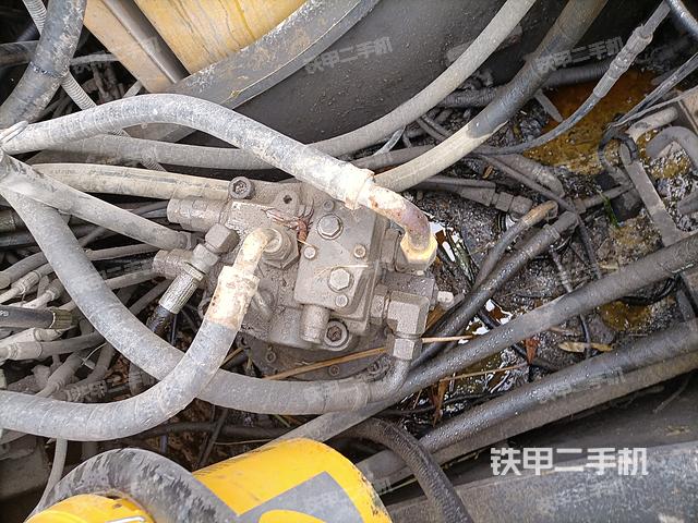 回转马达和主控阀（整机外观）