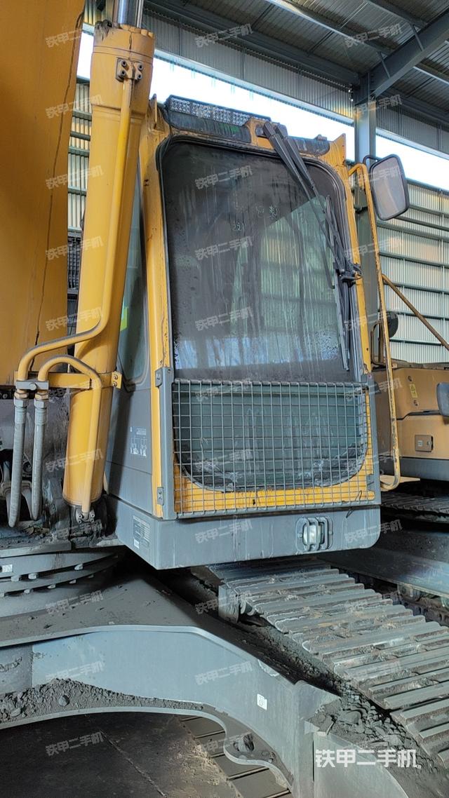 驾驶室顶部（整机外观）