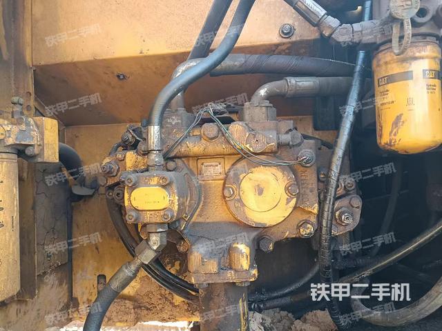 液压泵舱室正面整体（整机外观）