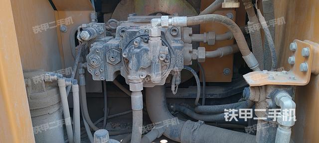 液压泵舱室正面整体（整机外观）