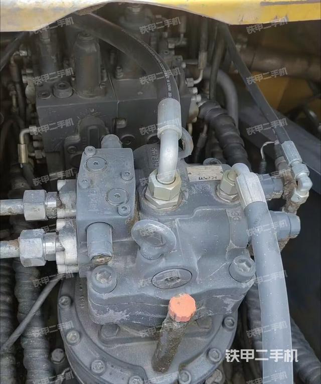 回转马达和主控阀（整机外观）