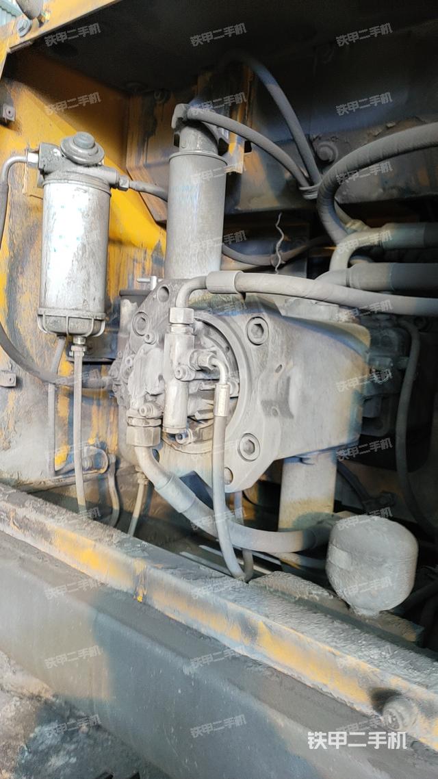 液压泵舱室正面整体（整机外观）