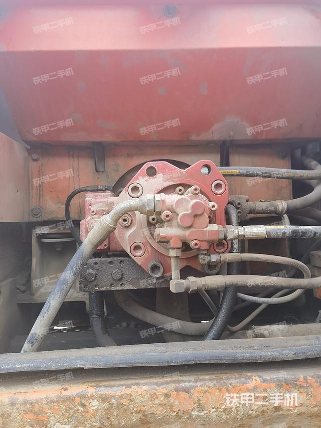 液压泵舱室正面整体（整机外观）