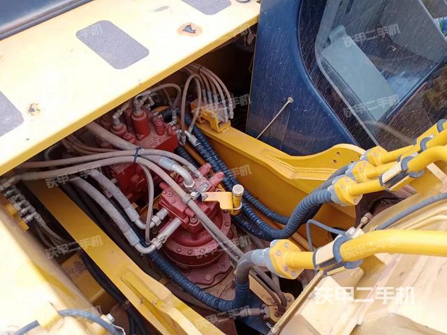 回转马达和主控阀（整机外观）