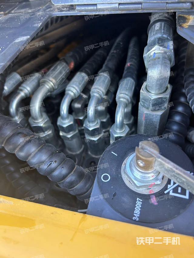 回转马达和主控阀（整机外观）