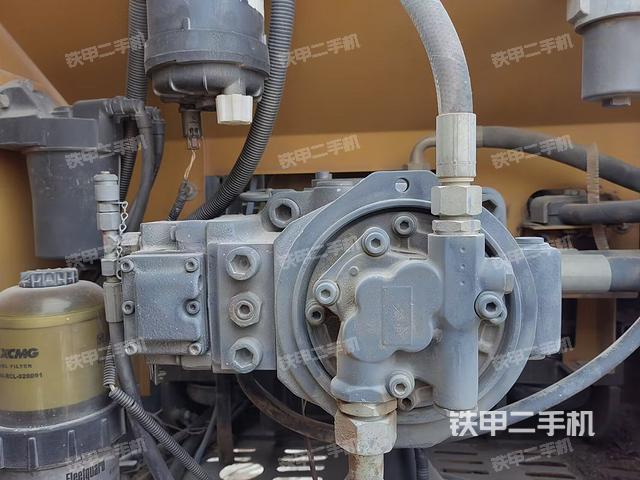 液压泵舱室正面整体（整机外观）