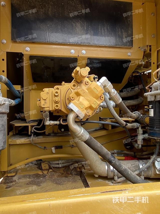 液压泵舱室正面整体（整机外观）