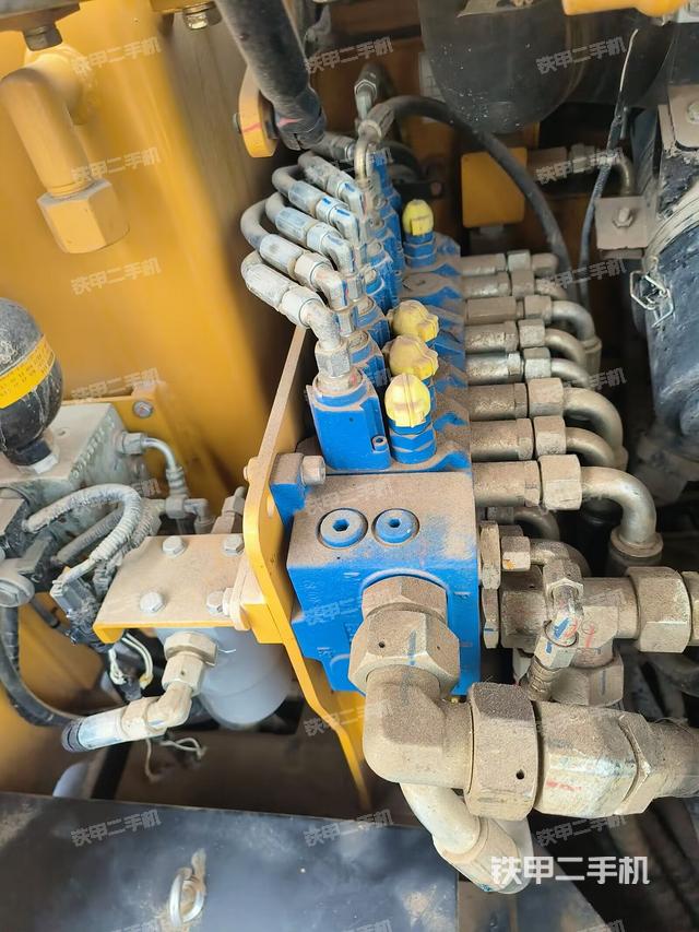 回转马达和主控阀（整机外观）