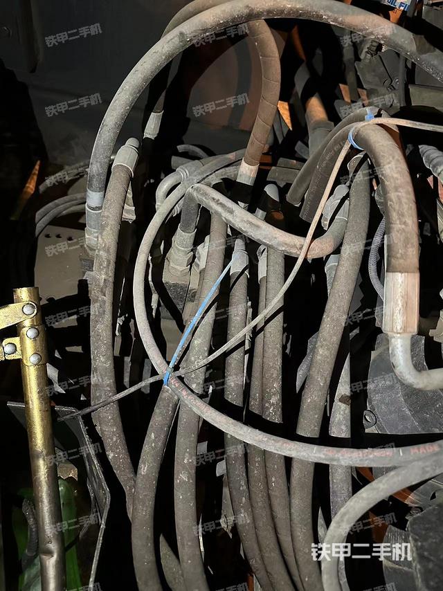 液压泵舱室正面整体（整机外观）