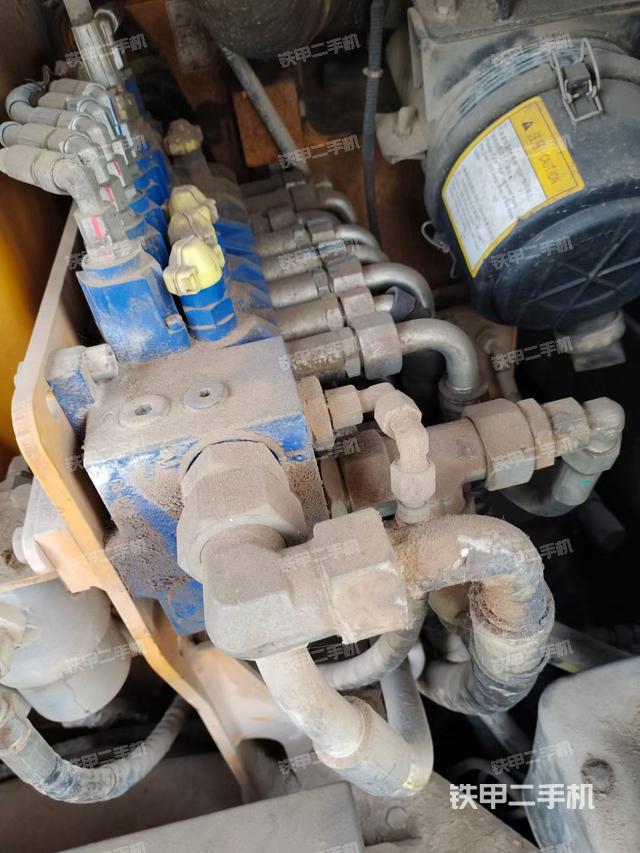 回转马达和主控阀（整机外观）