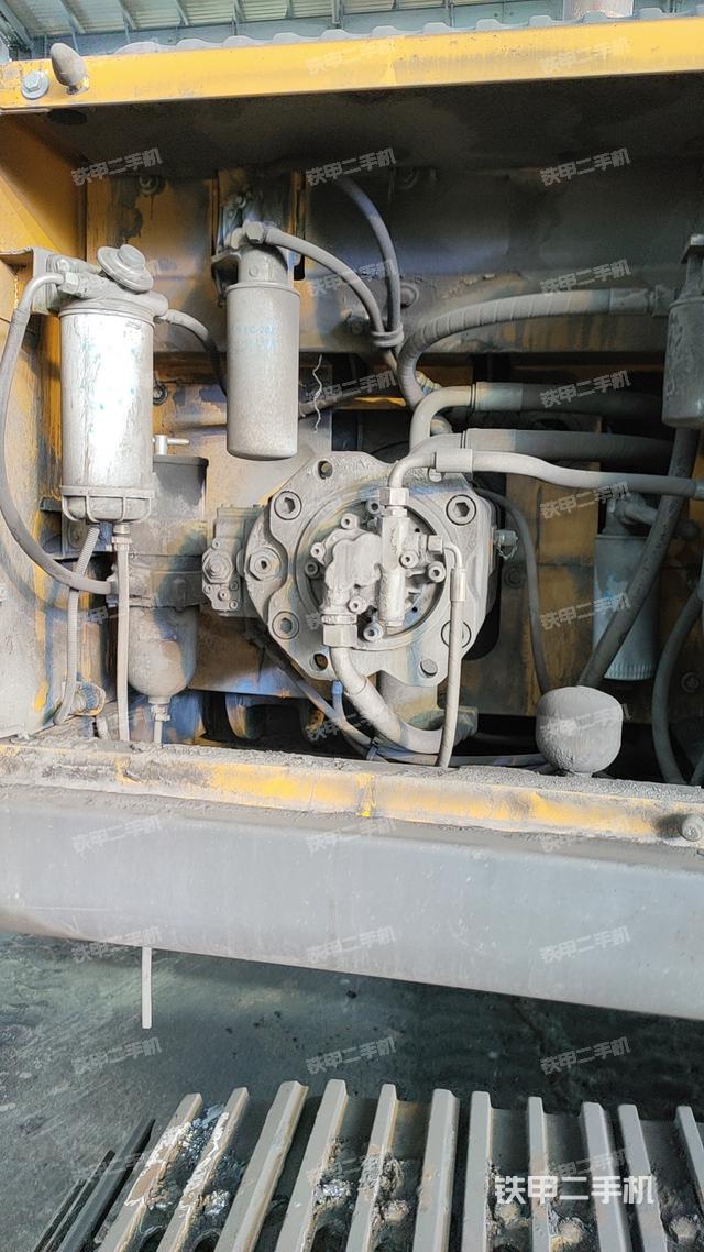 回转马达和主控阀（整机外观）