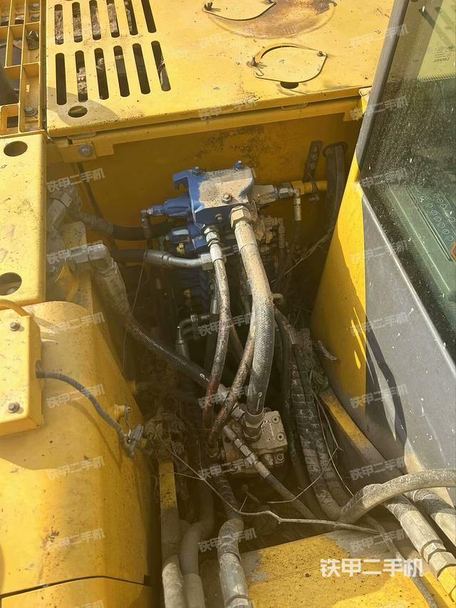 回转马达和主控阀（整机外观）