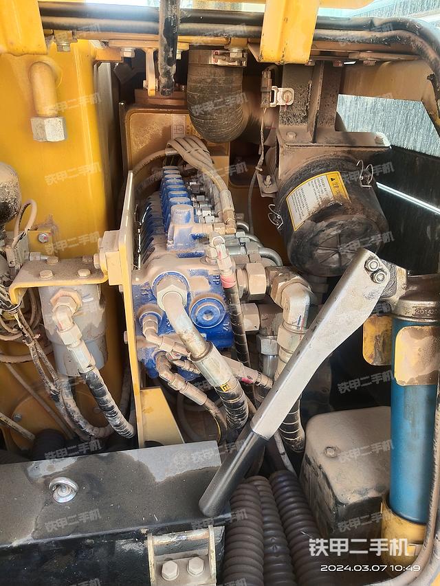 回转马达和主控阀（整机外观）