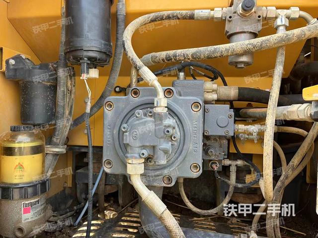 液压泵舱室正面整体（整机外观）