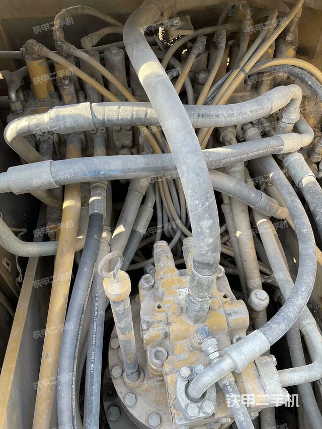 回转马达和主控阀（整机外观）