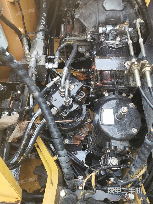 液压泵舱室正面整体（整机外观）