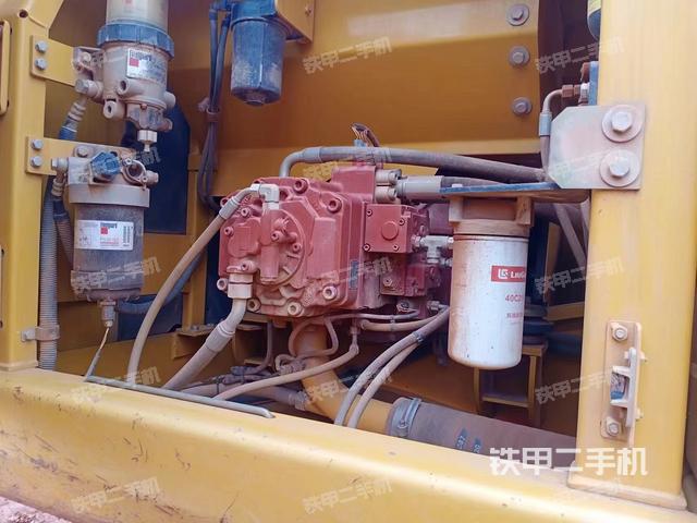 液压泵舱室正面整体（整机外观）