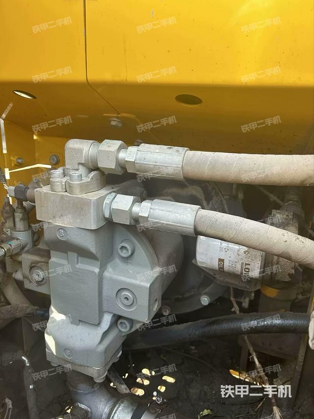 液压泵舱室正面整体（整机外观）