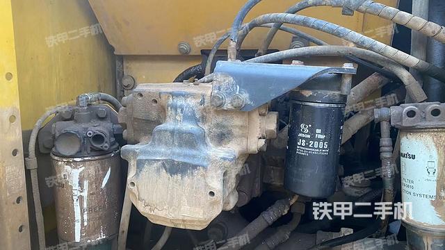 液压泵舱室正面整体（整机外观）