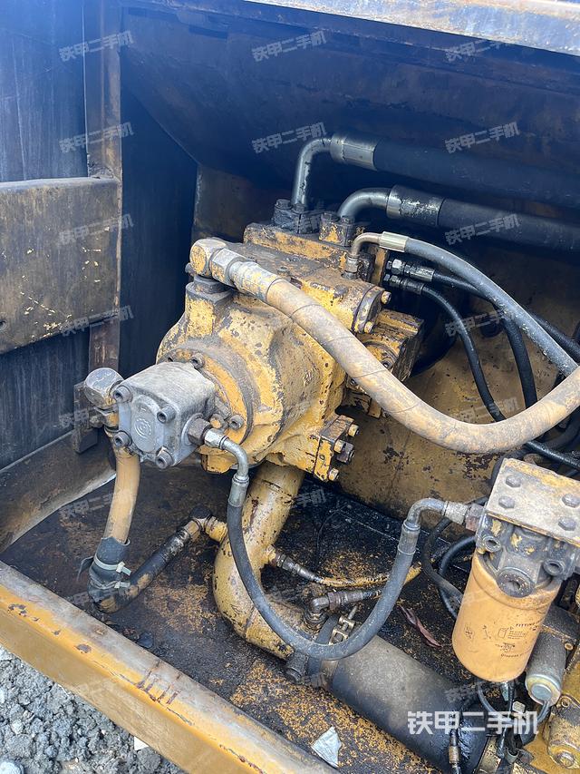 液压泵舱室正面整体（整机外观）