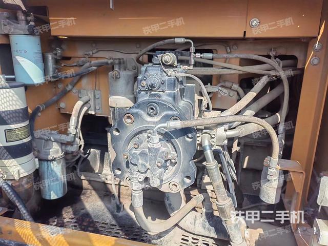 液压泵舱室正面整体（整机外观）