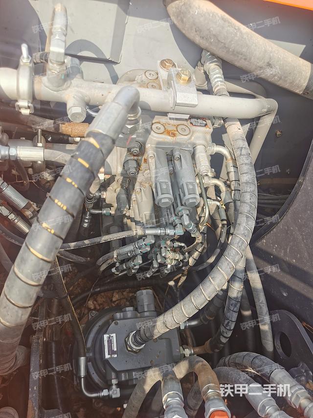 回转马达和主控阀（整机外观）