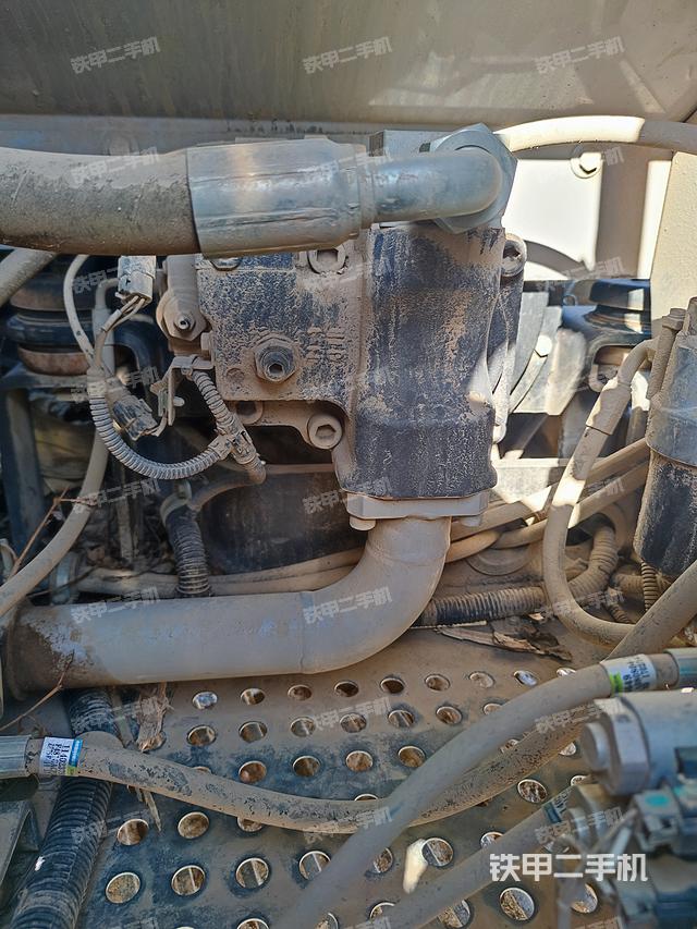 液压泵舱室正面整体（整机外观）