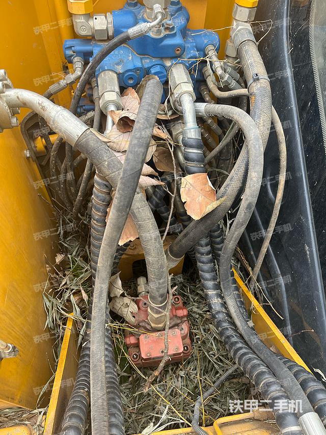 回转马达和主控阀（整机外观）