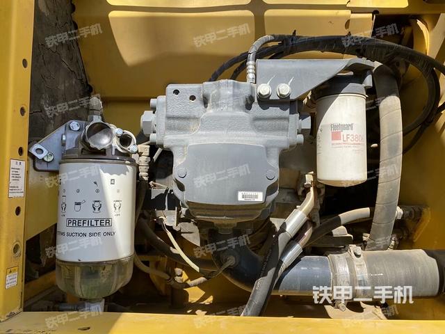 液压泵舱室正面整体（整机外观）