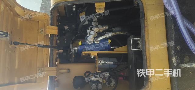 液压泵舱室正面整体（整机外观）