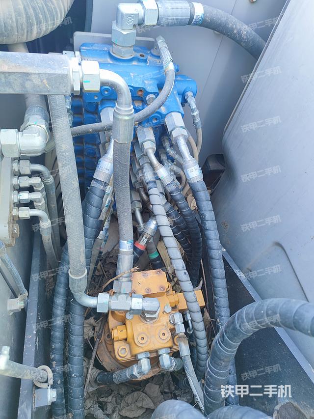 回转马达和主控阀（整机外观）