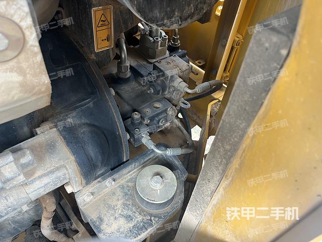 液压泵舱室正面整体（整机外观）