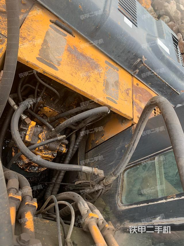 回转马达和主控阀（整机外观）