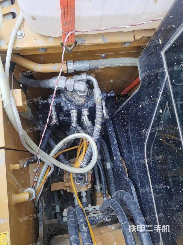 回转马达和主控阀（整机外观）