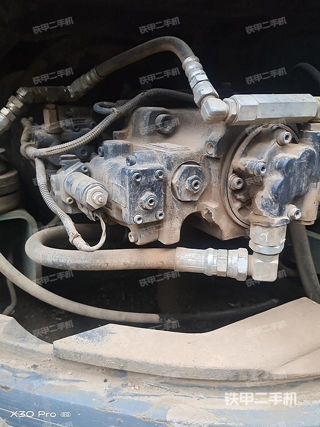 液压泵舱室正面整体（整机外观）