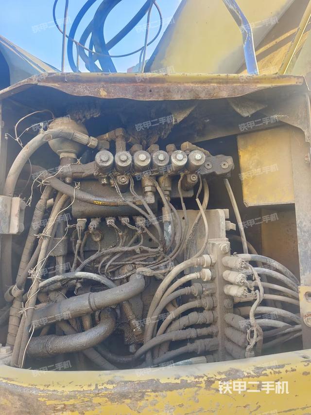 回转马达和主控阀（整机外观）