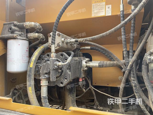 液压泵舱室正面整体（整机外观）