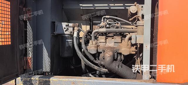 液压泵舱室正面整体（整机外观）