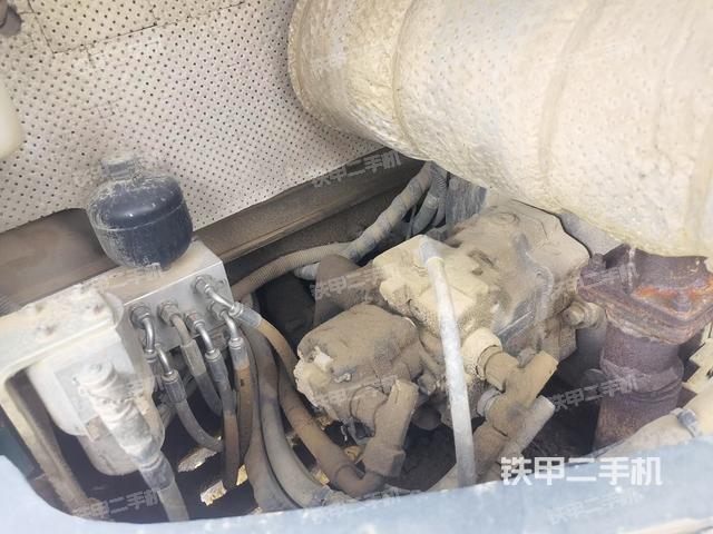 液压泵舱室正面整体（整机外观）