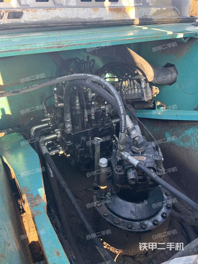 回转马达和主控阀（整机外观）