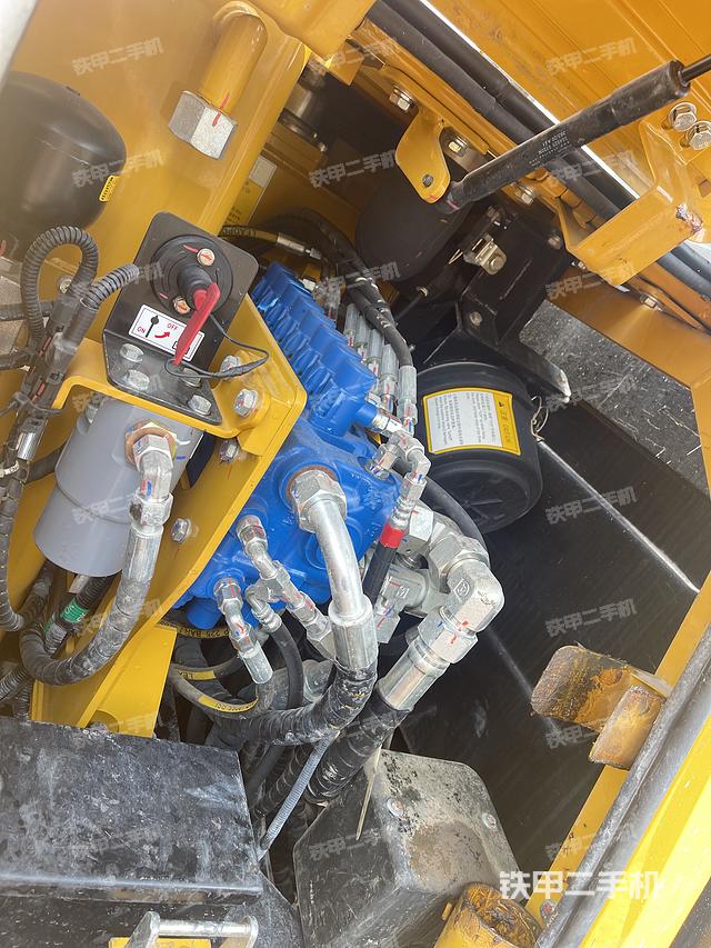 回转马达和主控阀（整机外观）