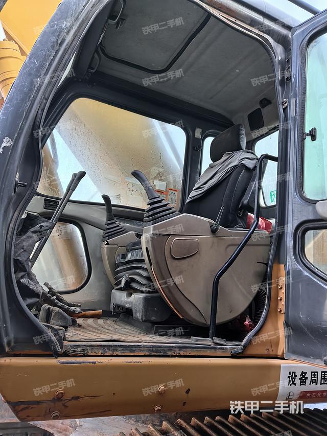 驾驶室顶部（整机外观）